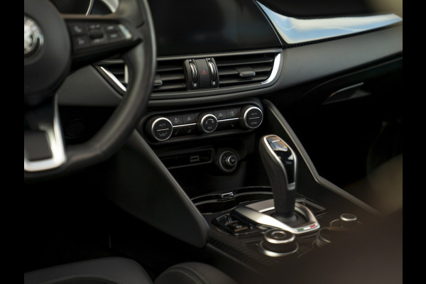 Alfa Romeo Giulia 2.0T 280pk Veloce Ti Q2 | Pano-dak | Blu Montecarlo | Race-mode