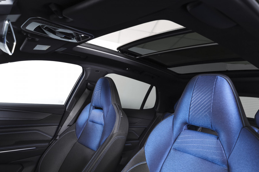 Lynk & Co 01 1.5 PHEV 261PK MY23 | Donkere hemel | 360 Camera | 7.4 kWh boordlader | S/K-panodak | Adapt. Cruise | Memory | Elek. klep | LM 20" | 2259