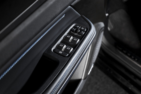 Lynk & Co 01 1.5 PHEV 261PK MY22 | Black Pakket | 360 Camera  | 7.4 kWh Boordlader | S/K-panodak | Adapt. Cruise | Memory | Elek. klep | LM 20" | 3585