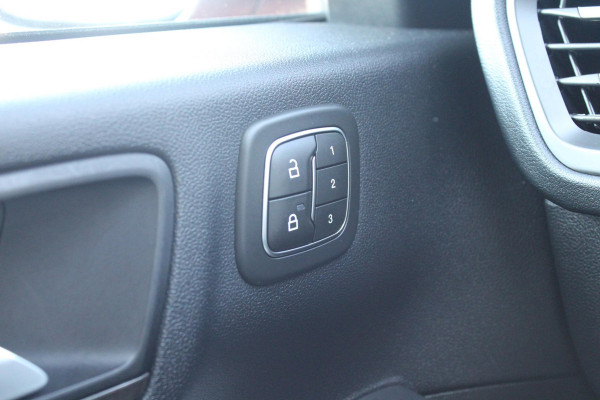 Ford Kuga 2.5 PHEV Vignale | Trekhaak | Panorama Dak | Stoel + Stuurverwarming | Adaptive Cruise Control | BLIS | Camera |