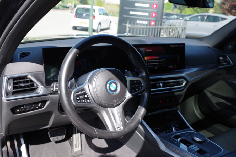 BMW 3 Serie Touring 330e High Executive M-Sport 293 PK PHEV, Panoramadak, M-Kuipstoelen, Adap. Cruise Control