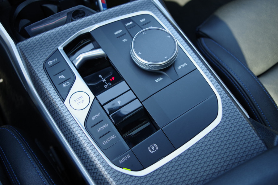 BMW 3 Serie Touring 330e High Executive M-Sport 293 PK PHEV, Panoramadak, M-Kuipstoelen, Adap. Cruise Control