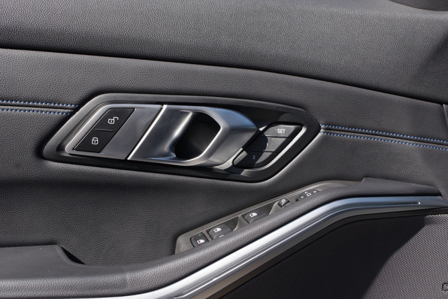 BMW 3 Serie Touring 330e High Executive M-Sport 293 PK PHEV, Panoramadak, M-Kuipstoelen, Adap. Cruise Control