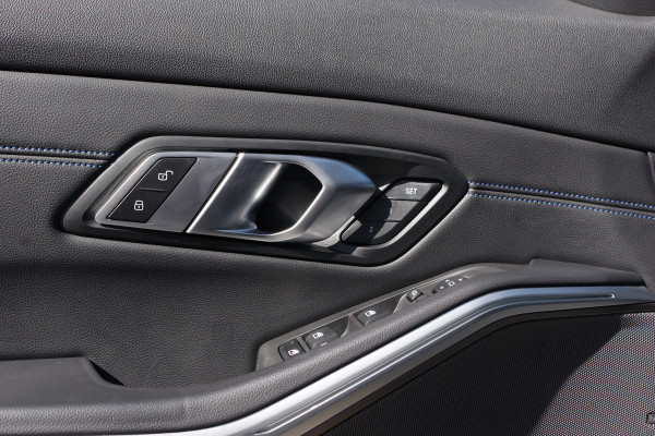 BMW 3 Serie Touring 330e High Executive M-Sport 293 PK PHEV, Panoramadak, M-Kuipstoelen, Adap. Cruise Control