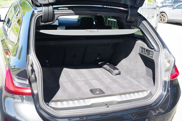 BMW 3 Serie Touring 330e High Executive M-Sport 293 PK PHEV, Panoramadak, M-Kuipstoelen, Adap. Cruise Control