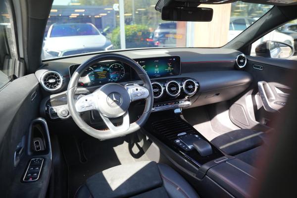 Mercedes-Benz A-Klasse 200 Business Solution AMG Wide screen Pano Dak