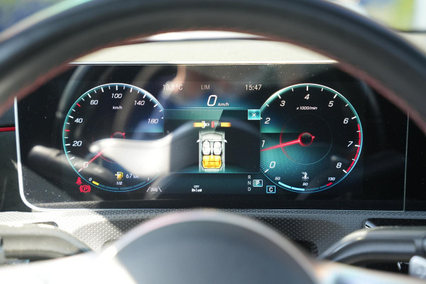 Mercedes-Benz A-Klasse 200 Business Solution AMG Wide screen Pano Dak