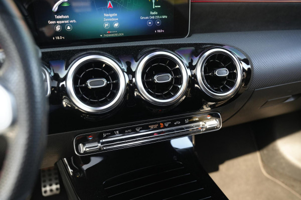 Mercedes-Benz A-Klasse 200 Business Solution AMG Wide screen Pano Dak