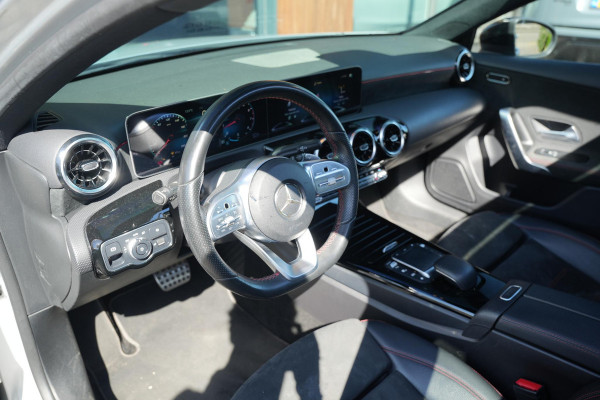 Mercedes-Benz A-Klasse 200 Business Solution AMG Wide screen Pano Dak