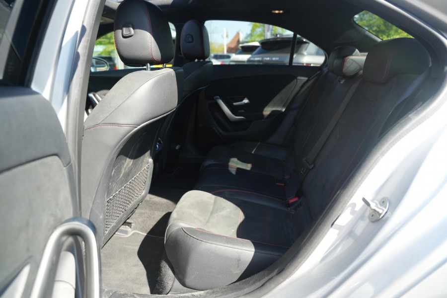 Mercedes-Benz A-Klasse 200 Business Solution AMG Wide screen Pano Dak