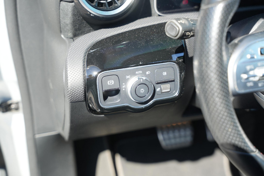 Mercedes-Benz A-Klasse 200 Business Solution AMG Wide screen Pano Dak