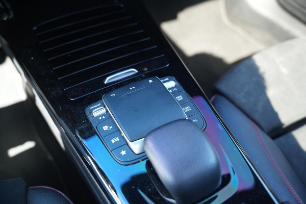 Mercedes-Benz A-Klasse 200 Business Solution AMG Wide screen Pano Dak