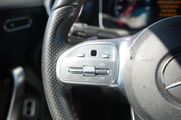 Mercedes-Benz A-Klasse 200 Business Solution AMG Wide screen Pano Dak