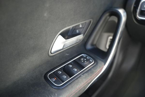 Mercedes-Benz A-Klasse 200 Business Solution AMG Wide screen Pano Dak