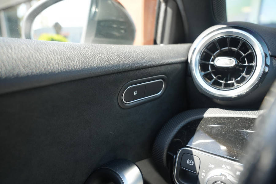 Mercedes-Benz A-Klasse 200 Business Solution AMG Wide screen Pano Dak