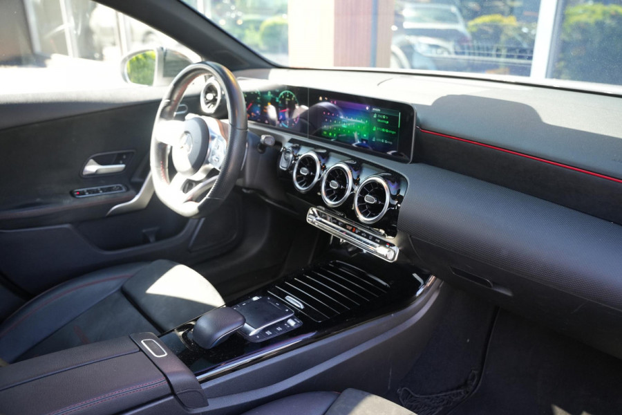 Mercedes-Benz A-Klasse 200 Business Solution AMG Wide screen Pano Dak