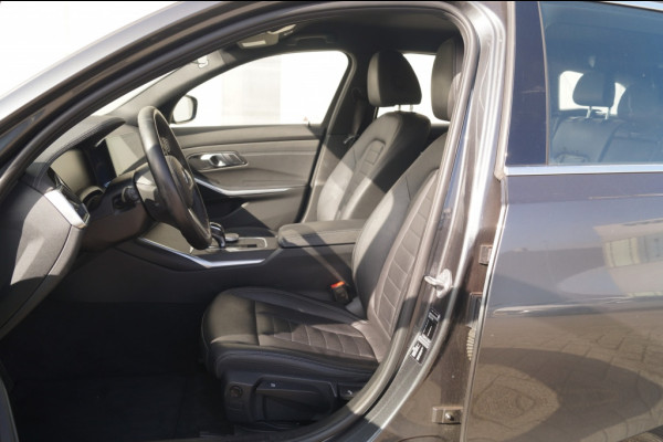 BMW 3 Serie Touring 318i High Executive Edition -LEER-CAM-NAVI-