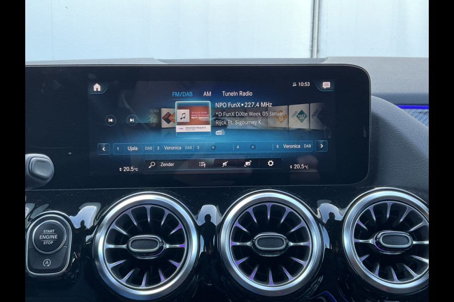 Mercedes-Benz GLA 200 164pk Solution AMG Memory Pano.dak Sfeerverl Hoogzitter Uitstraling!