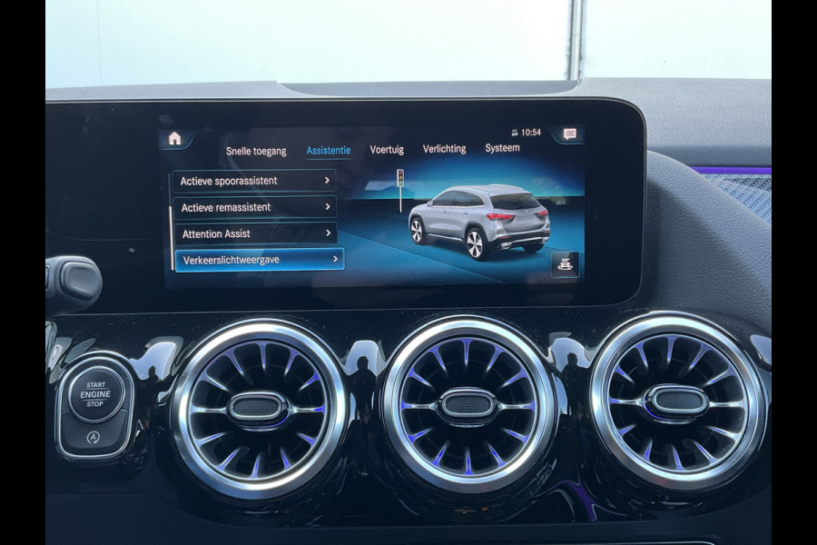 Mercedes-Benz GLA 200 164pk Solution AMG Memory Pano.dak Sfeerverl Hoogzitter Uitstraling!