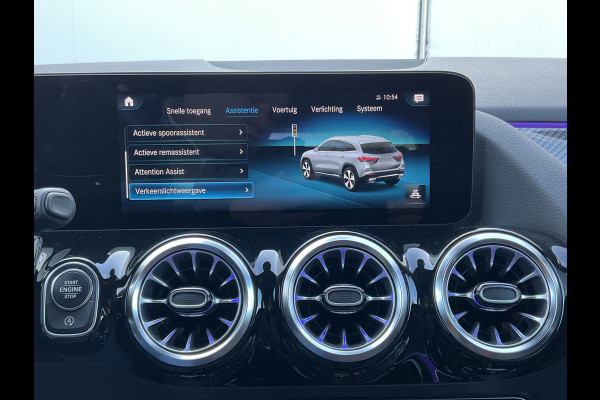 Mercedes-Benz GLA 200 164pk Solution AMG Memory Pano.dak Sfeerverl Hoogzitter Uitstraling!