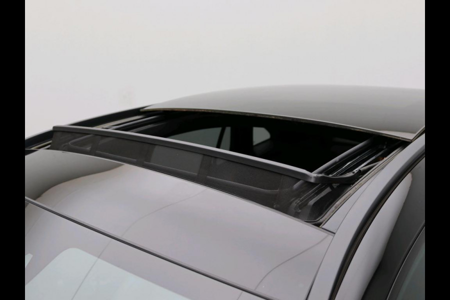 Mercedes-Benz GLA 200 164pk Solution AMG Memory Pano.dak Sfeerverl Hoogzitter Uitstraling!