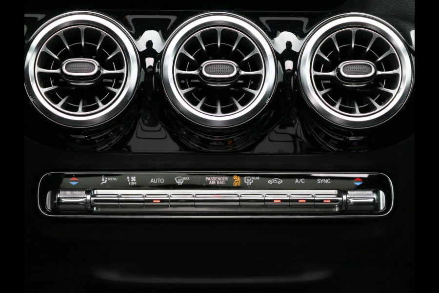Mercedes-Benz GLA 200 164pk Solution AMG Memory Pano.dak Sfeerverl Hoogzitter Uitstraling!