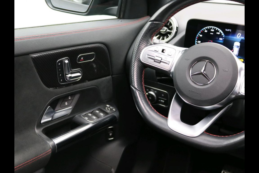 Mercedes-Benz GLA 200 164pk Solution AMG Memory Pano.dak Sfeerverl Hoogzitter Uitstraling!