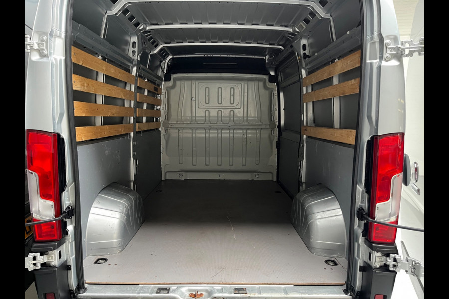 Fiat Ducato Automaat 30 2.3 MultiJet 140pk euro6 L2H2 3Persoons Airco Navigatie Trekhaak Zilvergrijs Metallic RIJKLAARPRIJS!