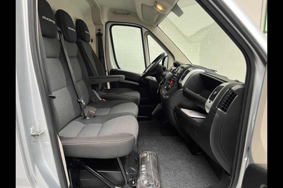 Fiat Ducato Automaat 30 2.3 MultiJet 140pk euro6 L2H2 3Persoons Airco Navigatie Trekhaak Zilvergrijs Metallic RIJKLAARPRIJS!