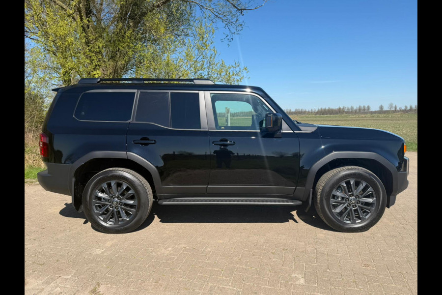 Toyota Land Cruiser 250 2.8 D-4D Standard Roof Window Van Professional
