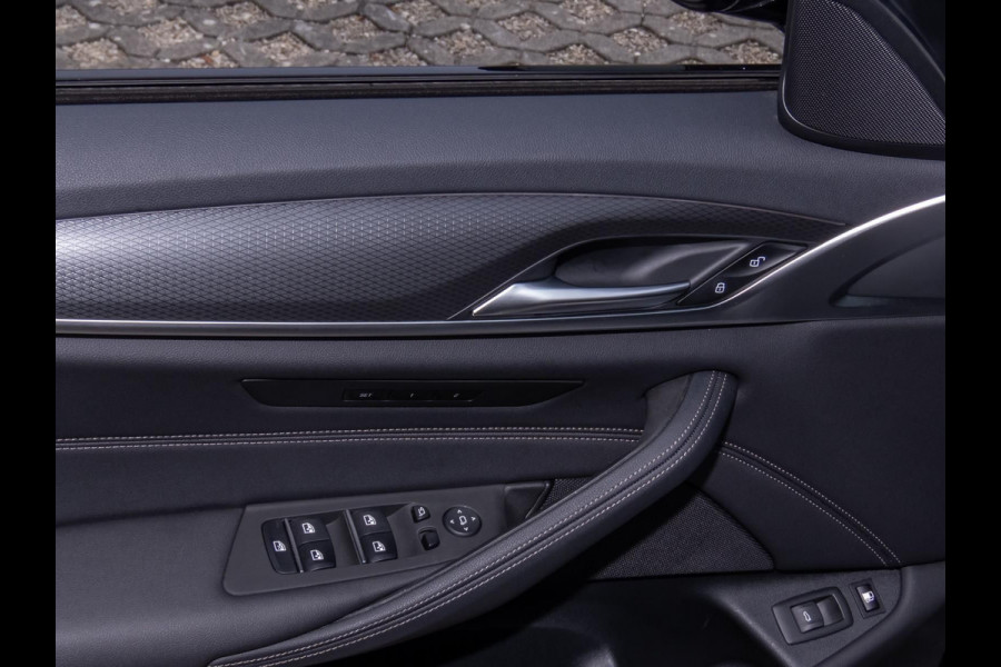 BMW 5 Serie Touring 530e M-SPORT ** LASER, LEDER, PANORAMA, TREKH, HuD, 19-inch LMV ** 1e EIG - UNFALLFREI - BMW GAR ** ** INFORMEER OOK NAAR ONZE AANTREKKELIJKE FINANCIAL-LEASE TARIEVEN **