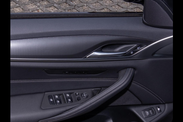 BMW 5 Serie Touring 530e M-SPORT ** LASER, LEDER, PANORAMA, TREKH, HuD, 19-inch LMV ** 1e EIG - UNFALLFREI - BMW GAR ** ** INFORMEER OOK NAAR ONZE AANTREKKELIJKE FINANCIAL-LEASE TARIEVEN **