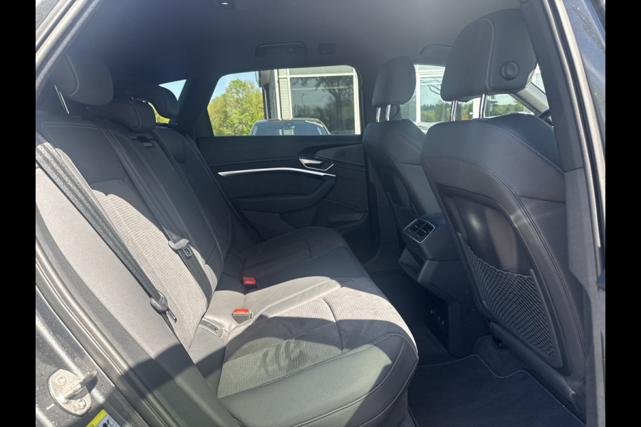 Audi e-tron 55 quattro S edition 95 kWh / SoH 96,4% / 50.621 km! / Trekhaak / Camera / Keyless / B&O /  21'' / Luchtvering / CarPlay / Stoelverwarming / DAB / ACC