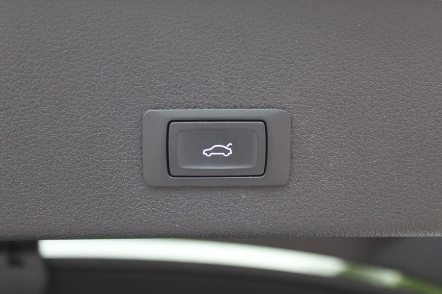 Audi e-tron 55 quattro S edition 95 kWh / SoH 96,4% / 50.621 km! / Trekhaak / Camera / Keyless / B&O /  21'' / Luchtvering / CarPlay / Stoelverwarming / DAB / ACC