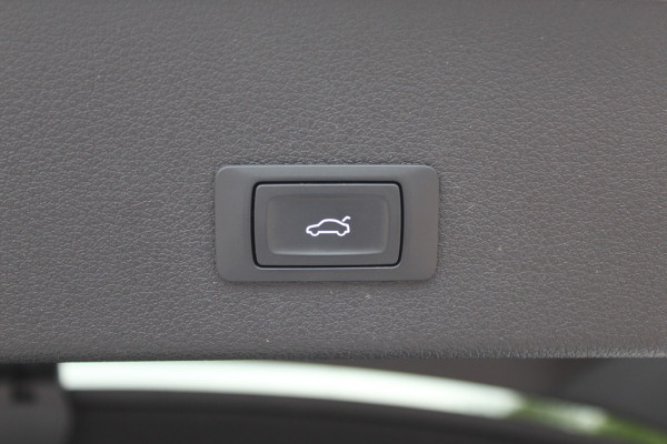 Audi e-tron 55 quattro S edition 95 kWh / SoH 96,4% / 50.621 km! / Trekhaak / Camera / Keyless / B&O /  21'' / Luchtvering / CarPlay / Stoelverwarming / DAB / ACC