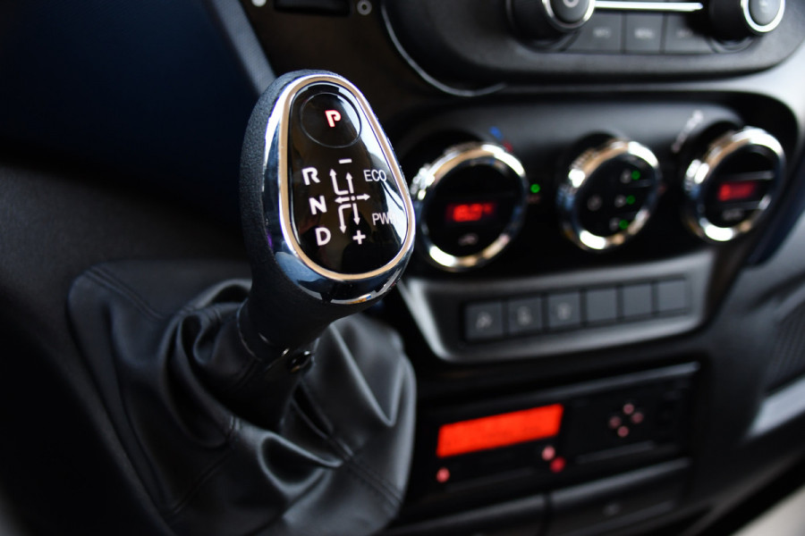 Iveco Daily 35S16V 2.3 352 H3 L Black Edition Camera, Airco, 3500kg Trekhaak, 155pk, Automaat, Clima, Navi, Uniek!