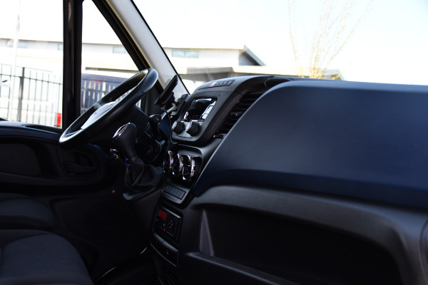 Iveco Daily 35S16V 2.3 352 H3 L Black Edition Camera, Airco, 3500kg Trekhaak, 155pk, Automaat, Clima, Navi, Uniek!
