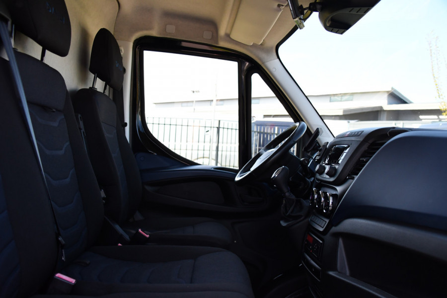 Iveco Daily 35S16V 2.3 352 H3 L Black Edition Camera, Airco, 3500kg Trekhaak, 155pk, Automaat, Clima, Navi, Uniek!