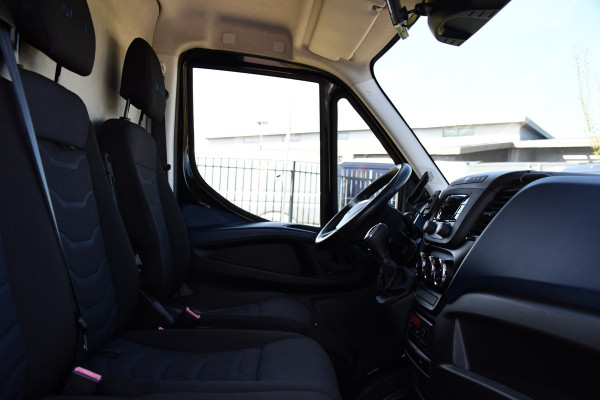 Iveco Daily 35S16V 2.3 352 H3 L Black Edition Camera, Airco, 3500kg Trekhaak, 155pk, Automaat, Clima, Navi, Uniek!