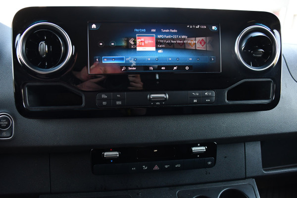 Mercedes-Benz Sprinter 319 V6 3.0 CDI L2H2 PB Edition Cruise, 360 Camera, Carplay, LED, 3500kg Trekhaak, 10,5'' Mbux, 190pk, Automaat, Voorruit verwarming, Uniek!