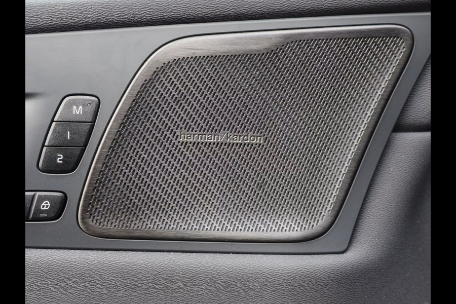 Volvo XC60 2.0 T8 Hybrid AWD Plus Bright (335kW/455PK) BEIGE LEDER, LUCHTV, PANO, TREKH, 21-inch LMV ** Slechts 9.090km. ** ** INFORMEER OOK NAAR ONZE AANTREKKELIJKE FINANCIAL-LEASE TARIEVEN **