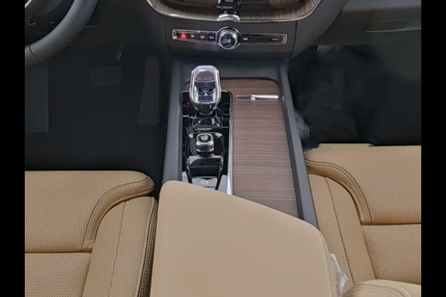 Volvo XC60 2.0 T8 Hybrid AWD Plus Bright (335kW/455PK) BEIGE LEDER, LUCHTV, PANO, TREKH, 21-inch LMV ** Slechts 9.090km. ** ** INFORMEER OOK NAAR ONZE AANTREKKELIJKE FINANCIAL-LEASE TARIEVEN **