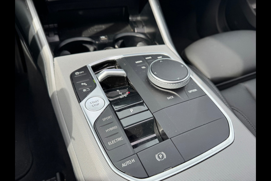 BMW 3 Serie Touring 320e Panorama XDrive Leder LED Stoelverw.
