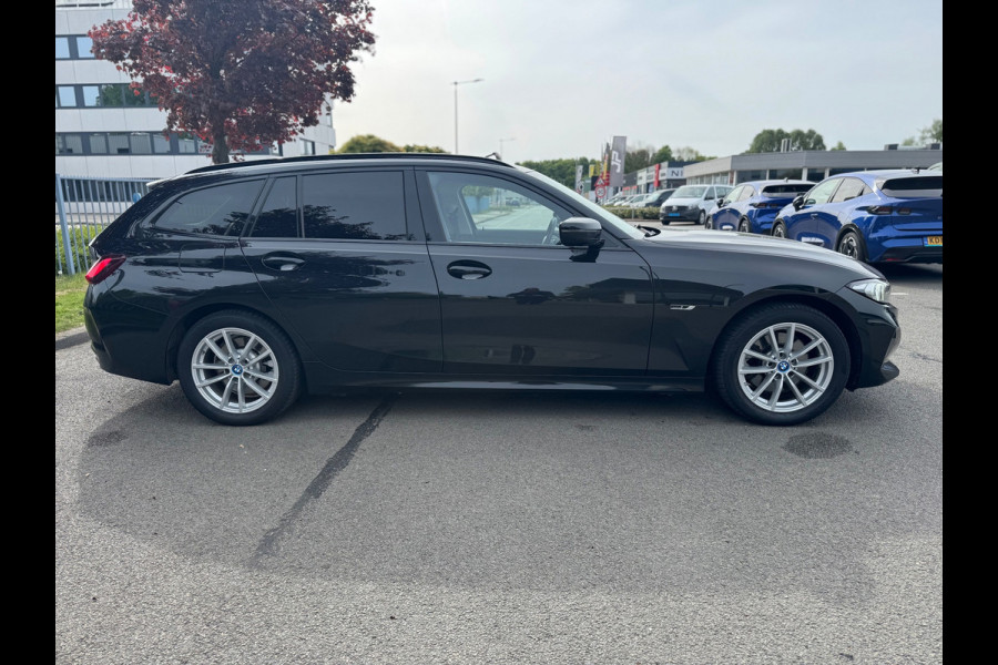 BMW 3 Serie Touring 320e Panorama XDrive Leder LED Stoelverw.