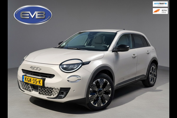 Fiat 600E La Prima 54 kWh, achteruitrijcamera,lederen interieur, stoelverwarming, 9360 km, 1 e eigenaar