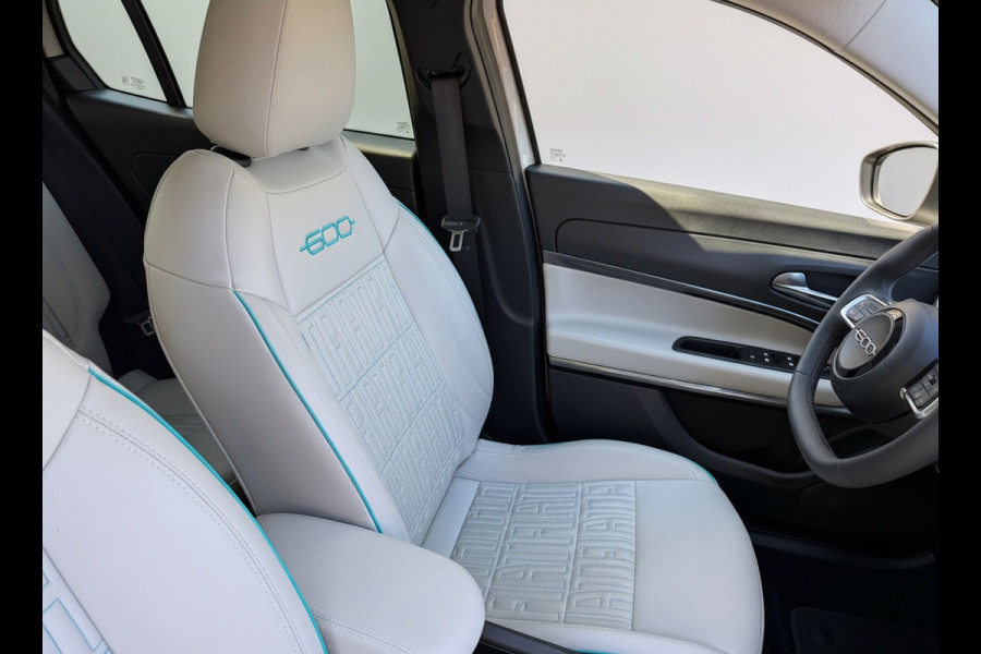 Fiat 600E La Prima 54 kWh, achteruitrijcamera,lederen interieur, stoelverwarming, 9360 km, 1 e eigenaar