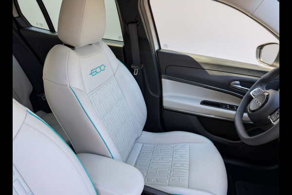 Fiat 600E La Prima 54 kWh, achteruitrijcamera,lederen interieur, stoelverwarming, 9360 km, 1 e eigenaar