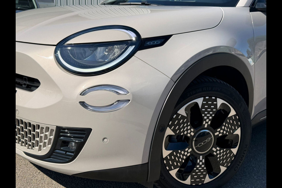 Fiat 600E La Prima 54 kWh, achteruitrijcamera,lederen interieur, stoelverwarming, 9360 km, 1 e eigenaar
