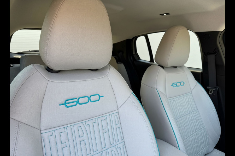 Fiat 600E La Prima 54 kWh, achteruitrijcamera,lederen interieur, stoelverwarming, 9360 km, 1 e eigenaar
