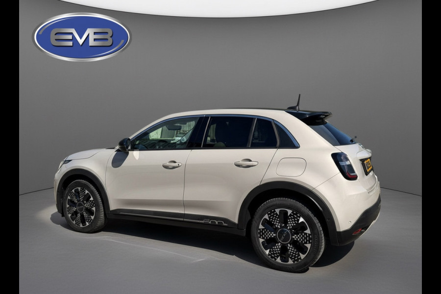 Fiat 600E La Prima 54 kWh, achteruitrijcamera,lederen interieur, stoelverwarming, 9360 km, 1 e eigenaar